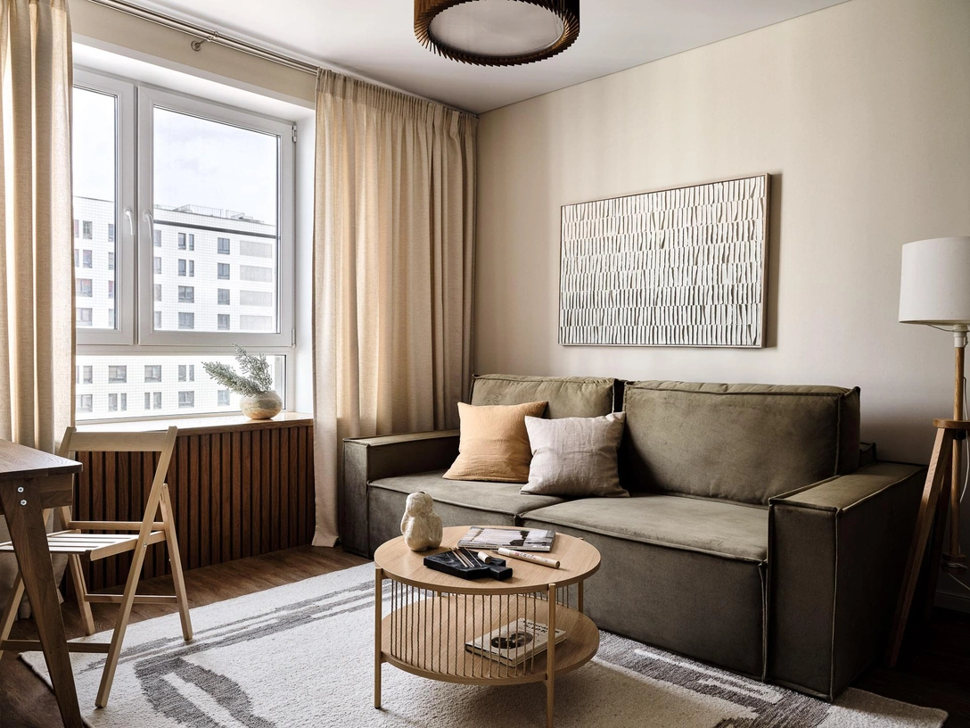 Гостиная. Диван, «Аскона». Журнальный столик, Divan.ru. Торшер, IKEA. Картина, Светлана Лоскуринская. | Источник: Константин Пырьев. Стиль: Екатерина Шаповалова