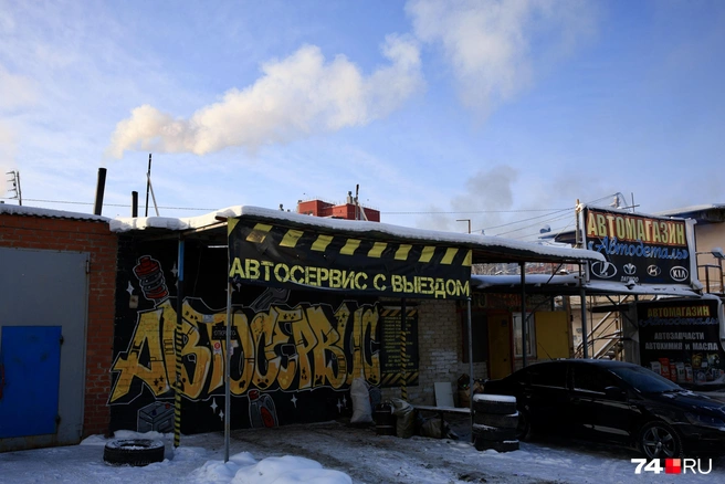 Почти в каждом боксе — автосервис | Источник: Михаил Шилкин