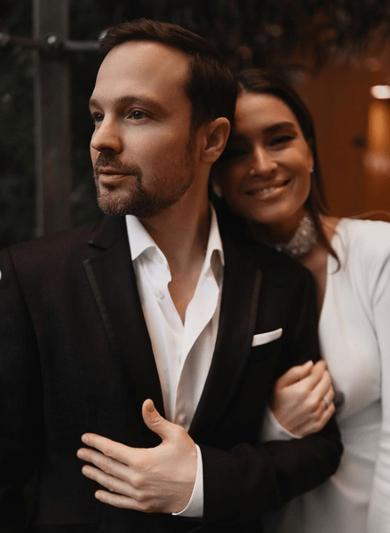 Кольцо с драгоценными камнями, платье за 42 тысячи: жена Алексея Чадова была безупречна на свадьбе