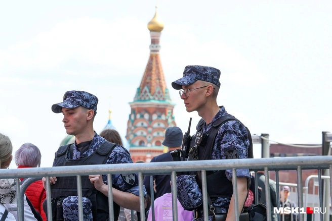 Охраняют Ильича росгвардейцы и их верный помощник — тщательный досмотр с металлоискателями | Источник: Артем Устюжанин / MSK1.RU