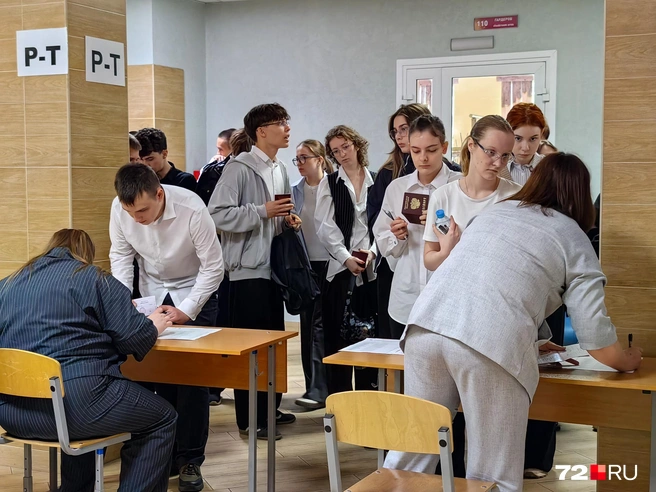 Дети показывали паспорта, чтобы исключить ситуации, когда за ребенка сдает экзамен кто-то другой | Источник: Юлия Мальцева / 72.RU
