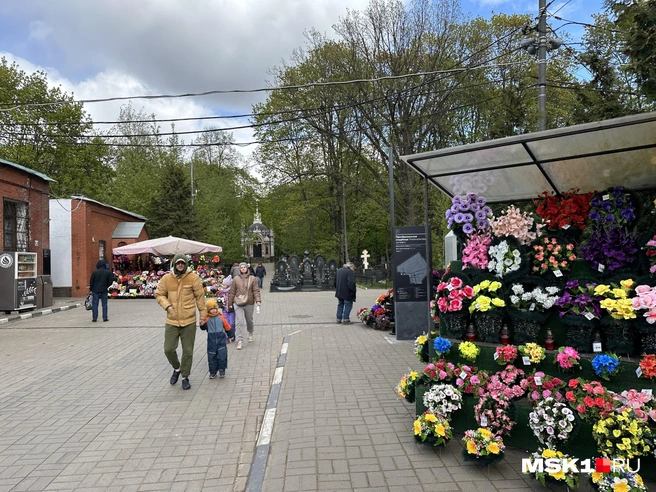 Купить и оставить на могиле цветы, живые или искусственные, — однозначно норм | Источник: Екатерина Рябчук / MSK1.RU