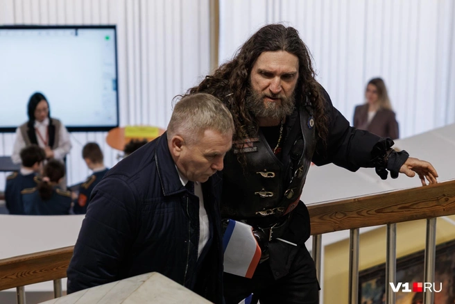 Александр Залдастанов напоминает председателю комитета внутренней политики Волгоградской области Михаилу Битюцкому, что они шагают по священной земле Сталинграда | Источник: Алексей Волхонский / V1.RU