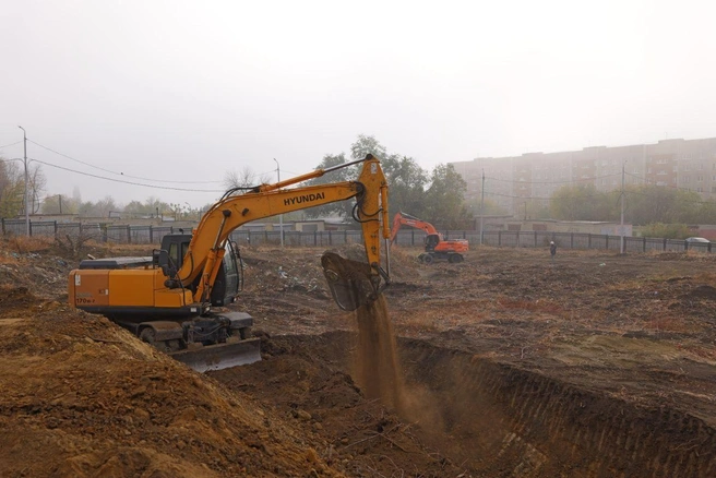 Строительная площадка в парке. | Источник: Пресс-служба губернатора Саратовской области