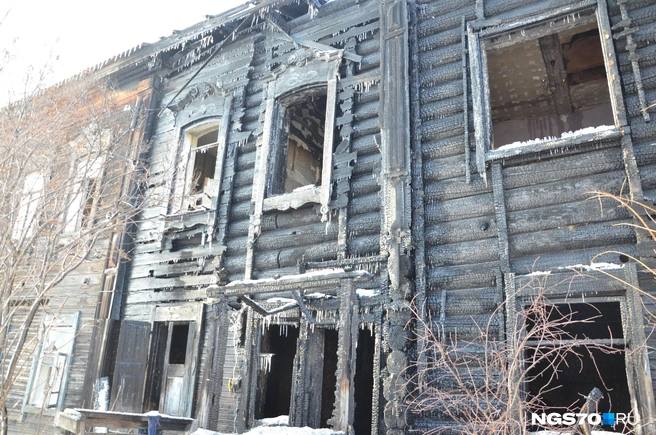 Сильнее всего в пожаре пострадала задняя часть дома | Источник: Мария Лобанова / NGS70.RU