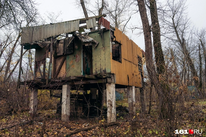 Некоторые строения еще стоят, а от других остались только столбики | Источник: Евгений Вдовин / 161.RU