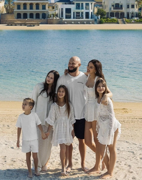 У пары четверо детей: дочки Ариела, Лея, Майя и сын Давид