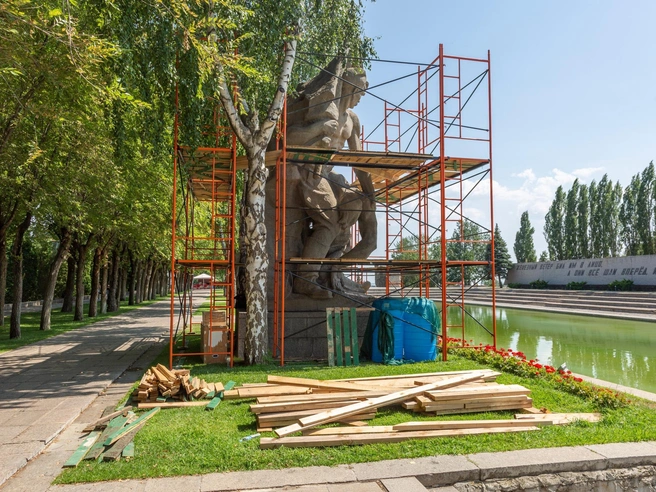 Леса уже установлены на второй скульптуре | Источник: Константин Завриков / V1.RU