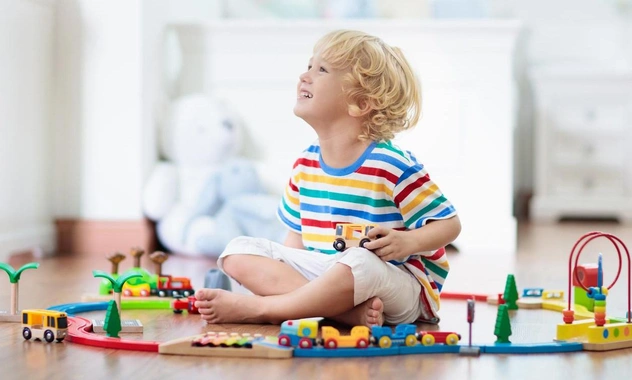 5-летний мальчик заигрался в гонщика и случайно отправил машинку в желудок