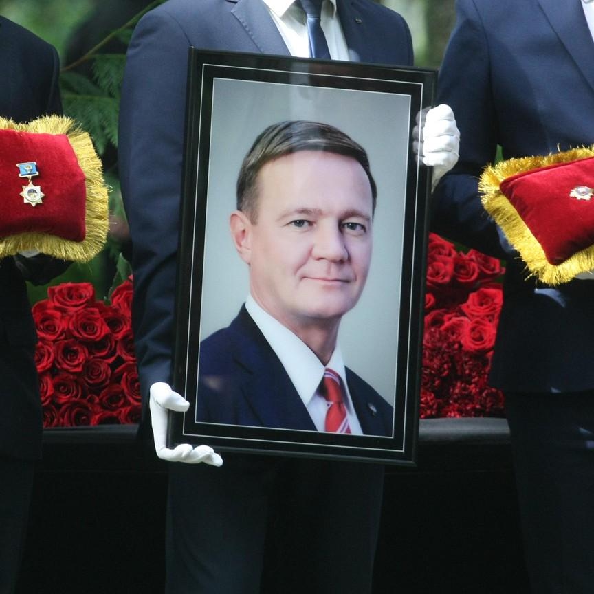 Обнимает могилу и обращается к любимому: юная жена Романа Старовойта Полина Корнеева на 9 день поминает его на кладбище