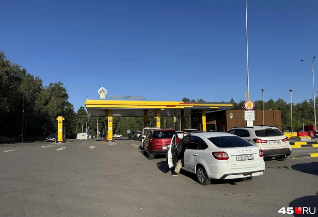 Водители снова стоят в очереди, чтобы заправить автомобиль | Источник: Юлия Король / 45.RU