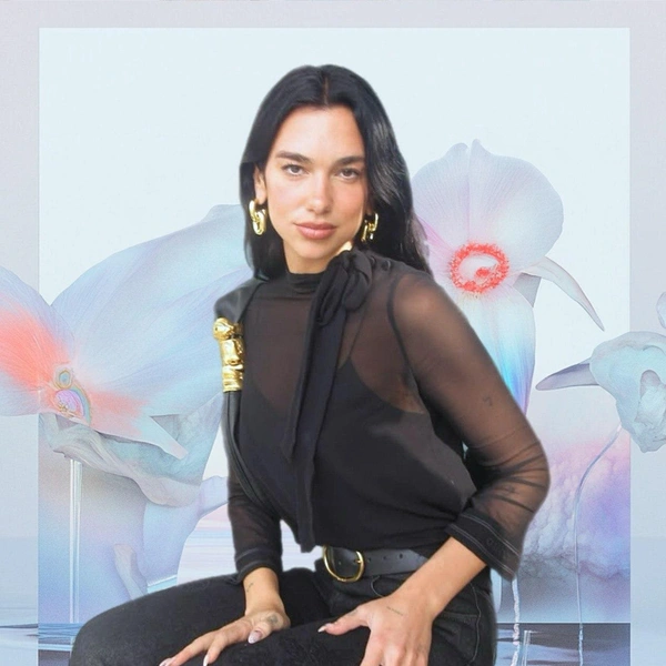 Нежный макияж + массивные серьги — формула эффектного образа на зиму 2025/26 от Дуа Липы | Источник: theGirl