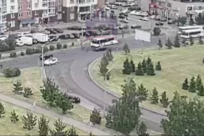 В Красноярске на Авиаторов перевернулся автомобиль: есть пострадавшие