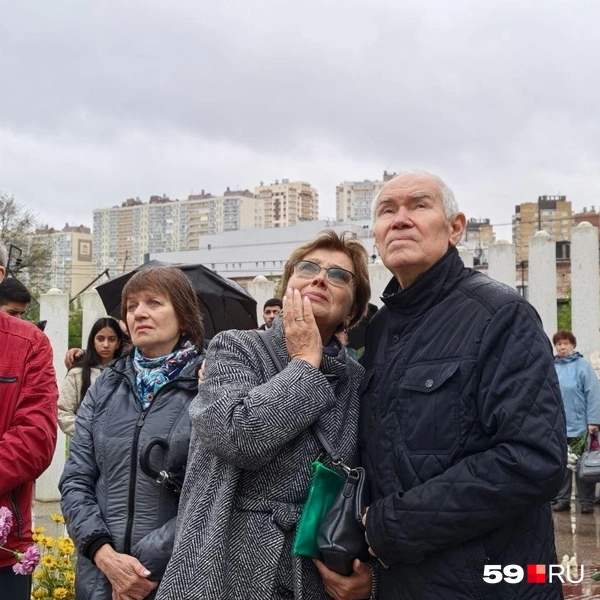 Люди долго смотрели, как летят шары | Источник: Вероника Свизева / 59.RU