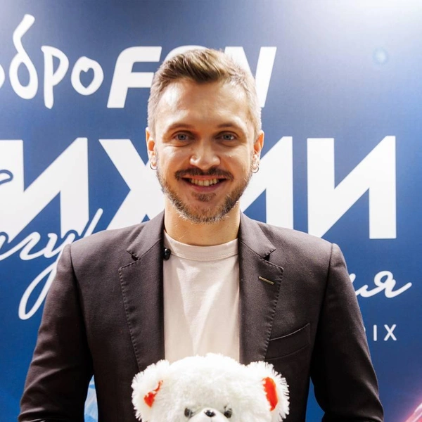 Сегодня он не только тренер, но и ведущий подкаста «Произвольная программа» на Первом канале | Источник: Максим Траньков / Telegram