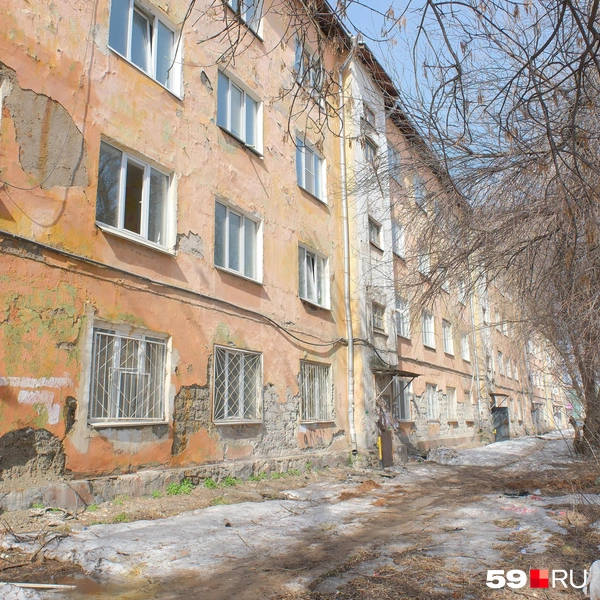 В этом старом, разрушающемся доме на Чкалова, 38 до сих пор живут люди | Источник: Василина Любимова / 59.RU