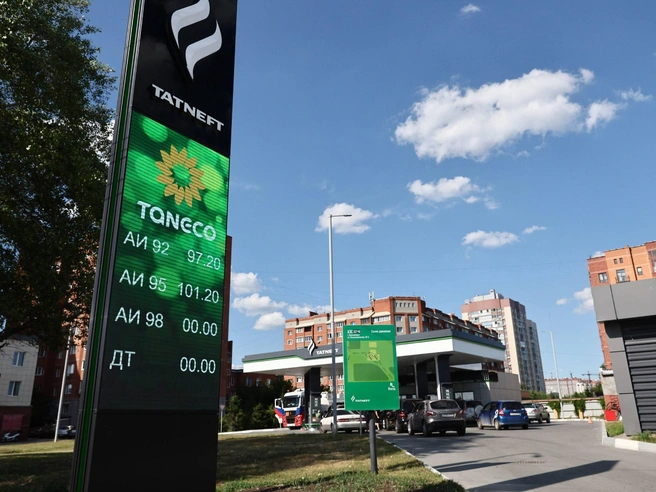 На АЗС «Татнефть» на Владимировской улице цена АИ-95 составляет 101 рубль. | Источник: Александр Ощепков / NGS.RU