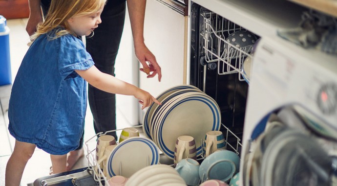 Стоит ли платить ребенку за выполнение домашних обязанностей?