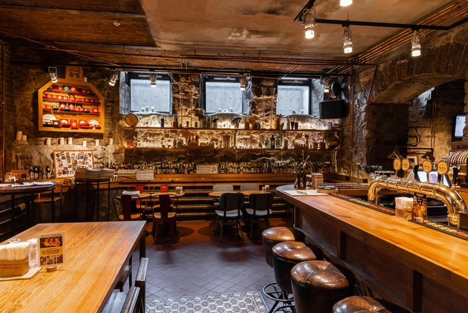 Много внимания в заведении уделили антуражу | Источник: Ресторан-пивоварня Beerfactory