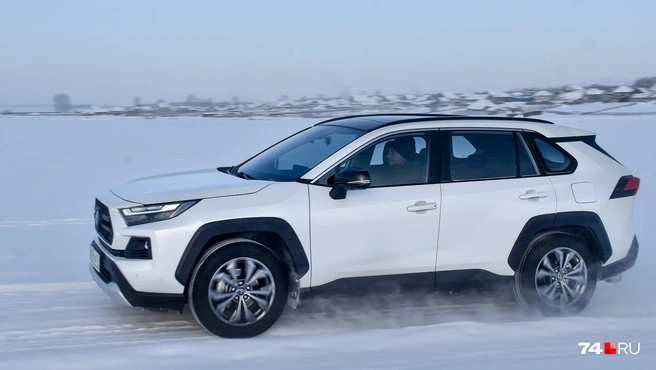 В машинах обывательского класса Toyota никогда не делала ставку на управляемость, и RAV4 в этом смысле&nbsp;— классический продукт. Скучно, но безопасно | Источник: Артем Краснов