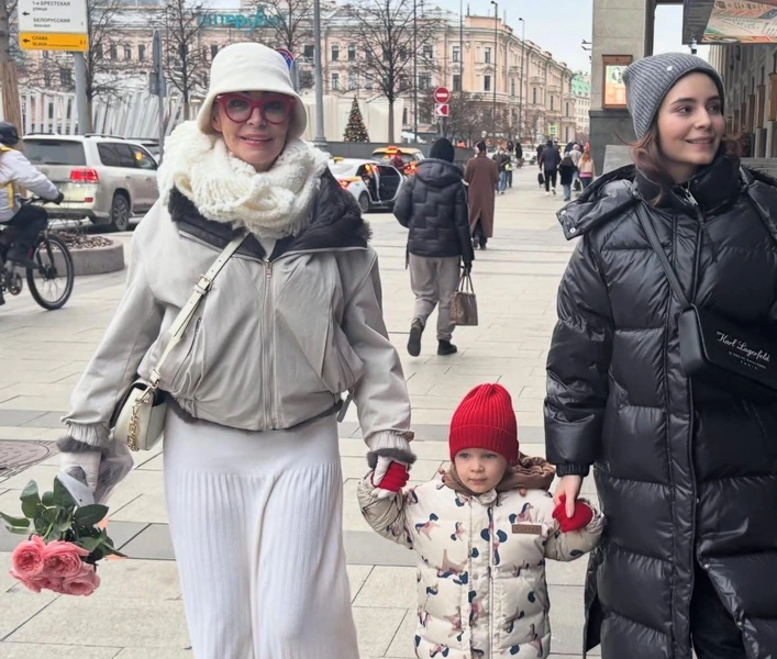 Мария Козакова тоже поделилась фотографией из семейного архива