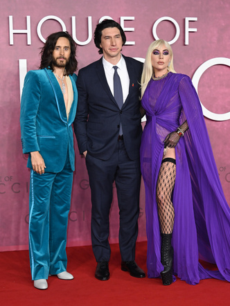 Леди Гага на премьере фильма «House of Gucci»: колготки в сетку, шифоновое фиолетовое платье и ботильоны на нереально высокой подошве