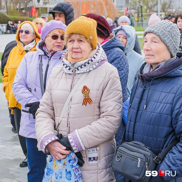 У некоторых пермяков можно заметить приколотые георгиевские ленточки | Источник: Тимофей Калмаков / 59.RU