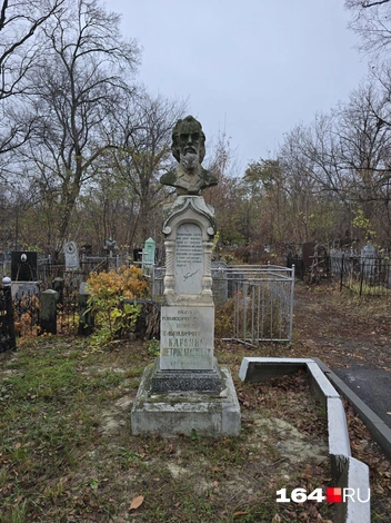 Местный революционный писатель времен царизма. Оба — возле мемориала Чернышевского | Источник: Семен Коротов-Майбах / 164.RU