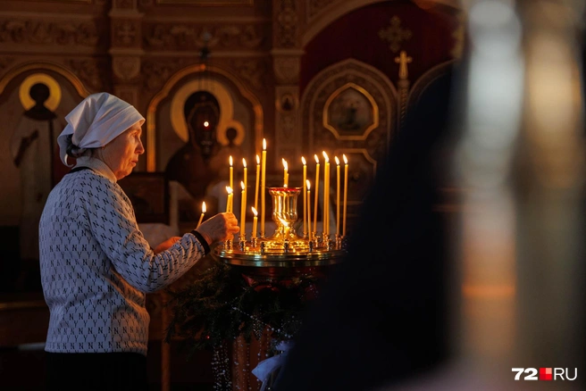 Обычай ставить свечи в церкви — это давняя и важная традиция для верующих | Источник: Ирина Шарова / 72.RU
