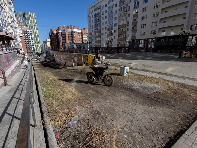 Газон испорчен курьерами на электровелосипедах и самокатах | Источник: Владислав Лоншаков / E1.RU