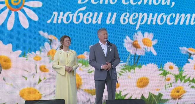 Хабиров поздравил многодетную семью | Источник: Радий Хабиров / Vk.com