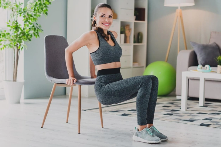 4 безопасных для суставов упражнения, чтобы похудеть, которые можно делать на стуле | Источник: Deagreez/iStockphoto