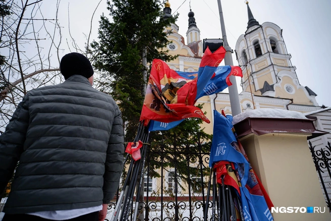 Собранные стяги ставили возле забора у церкви  | Источник: Варвара Фролова / NGS70.RU