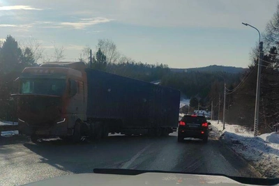 Пробка на Култукском тракте из-за аварии с фурой
