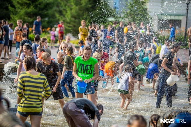 Когда-то в Первомайском сквере проводились настоящие водные битвы  | Источник: Александр Ощепков / NGS.RU 