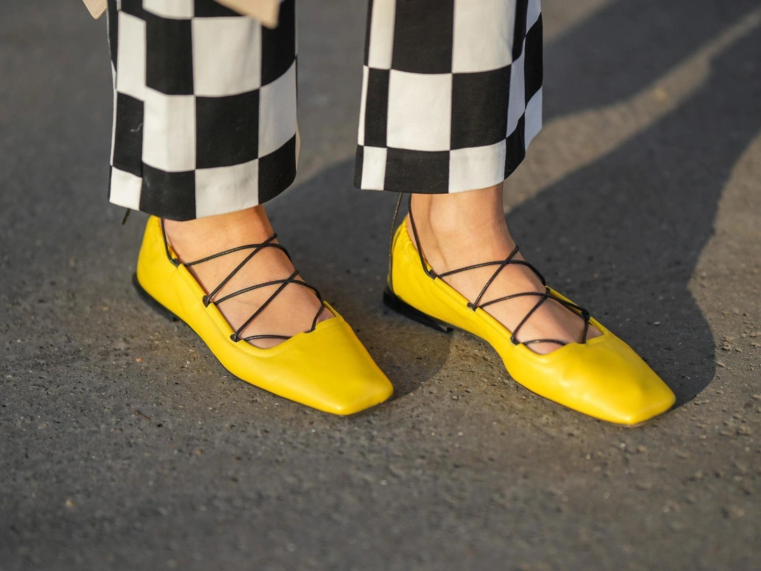 Как носить балетки, чтобы не выглядеть нелепо: показываем модные сочетания и актуальные модели | marieclaire.ru