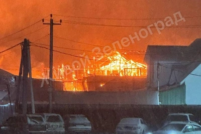 Мощный пожар охватил строительный рынок в Химках