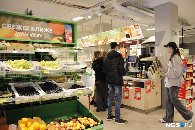 В «Магните» теперь открываются полноценные закусочные с блюдами, которые готовыт под заказ на месте | Источник: Стас Соколов / NGS.RU