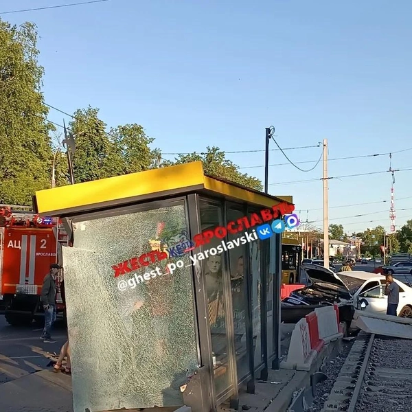 От остановки остались лишь осколки | Источник: Жесть Ярославль / Vk.com