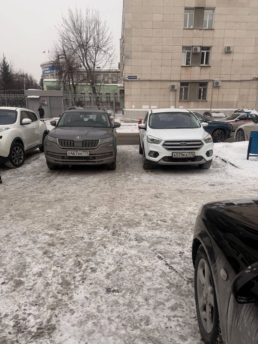 Автор пишет, что какая-то из этих машин заблокировала выезд с парковки кафе «Бон-Бон» на Коммуны. Нормальная такая дерзость под окнами ГУ МВД  | Источник: читатель 74.RU