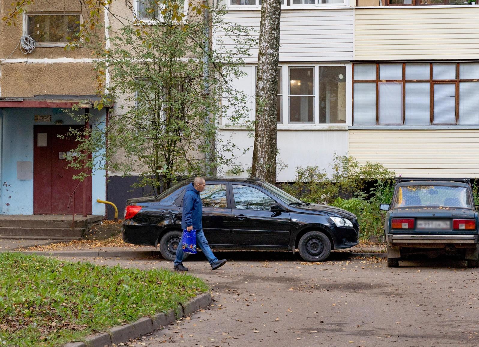 Многие сцены были сняты во дворе дома, где жил Афоня. Двор Афанасия был между домами № 59, 61, 61а, 61б на проспекте Дзержинского | Источник: Кирилл Поверинов / 76.RU