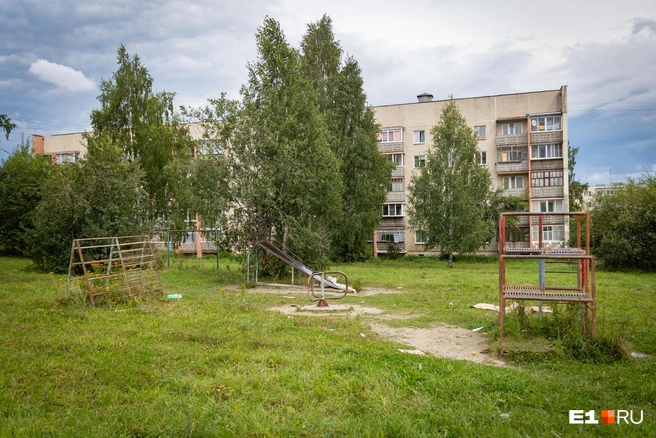 До дворовых детских площадок благоустройство не дошло | Источник: Владислав Лоншаков / E1.RU
