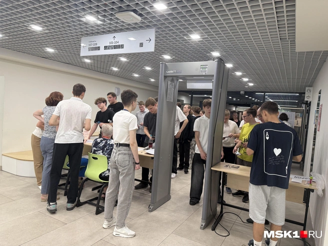 Школьников проверяют металлодетектором | Источник: Мария Сидорова / MSK1.RU