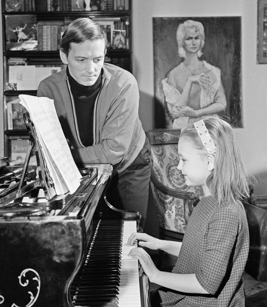 «Илзе звонила отцу и жаловалась на свое положение в театре. Марис пошел разбираться к Григоровичу. „Что вы делаете с моей дочерью? Почему не даете Илзе танцевать?“ — „Она талантливая девочка, но надо выбирать: или вы, или она!“» — передавала свою версию истории Евгения Шульц