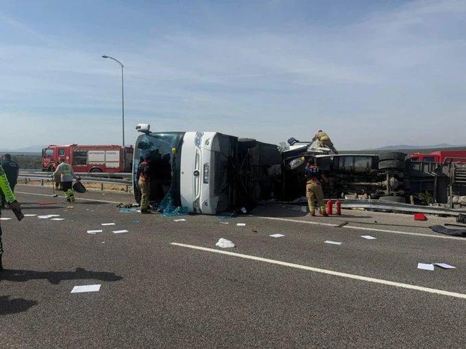 В Турции перевернулся туристический автобус: погибли более 10 человек — кадры