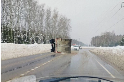 На сынтульском повороте перевернулась фура