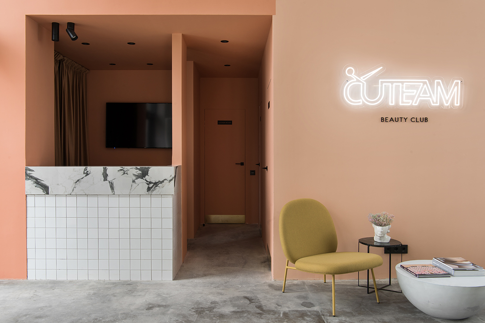 Кресло, Delo Design. Столик, Slon Beton. | Источник: Ольга Мелекесцева