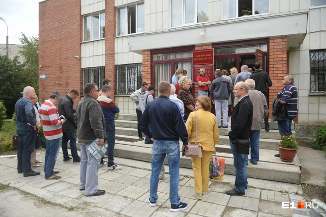 Горожане собирались на стихийные митинги у администрации Березовского | Источник: Максим Воробьев / E1.RU