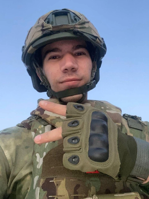 Мужчина зашел в подъезд, где сильно воняло газом, и помог женщинам выйти на улицу | Источник: Никита Потехин