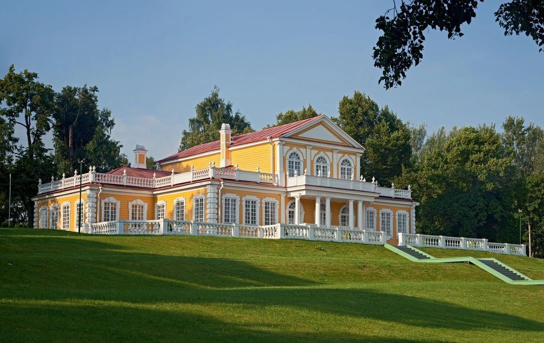 Северный (морской) фасад Путевого дворца. Согласно старинному плану середины XVIII века, именно здесь находился «Вюртгарден» с двумя двенадцатигранными фонтанами, которые можно увидеть внизу лестницы. | Источник: Игорь Сычев